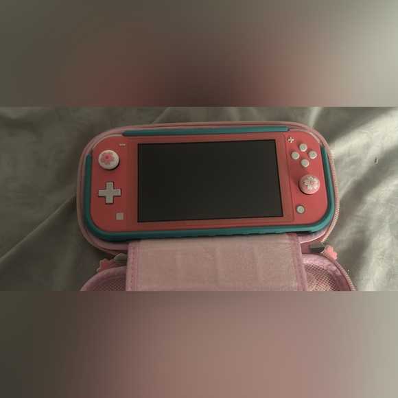 Pink Nintendo switch - Picture 3 of 5